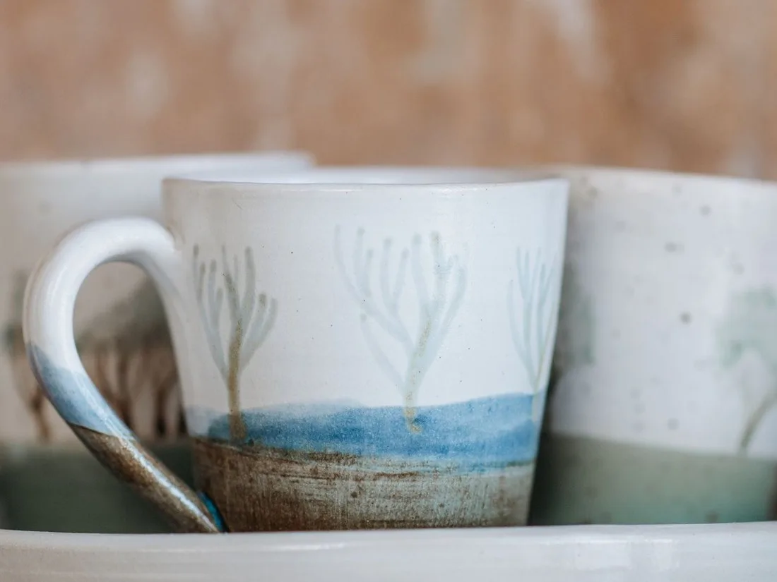 Lukisan biru pada mug dilihat dari dekat